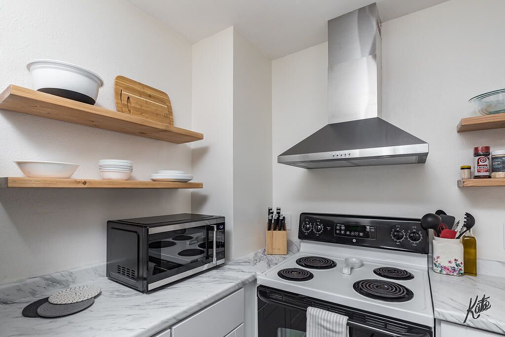 Jääkaappi, mikroaaltouuni, uuni, liesi