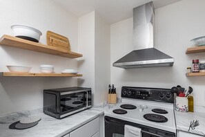 ثلاجة، ميكروويف، فرن، موقد طهي مسطح