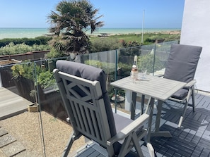 Outdoor dining - Stunning, newly refurbished, beachfront townhouse in Rustington (Rustington)