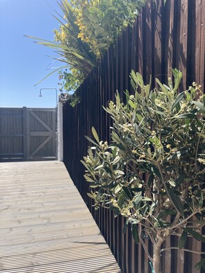Property grounds - Stunning, newly refurbished, beachfront townhouse in Rustington (Rustington)