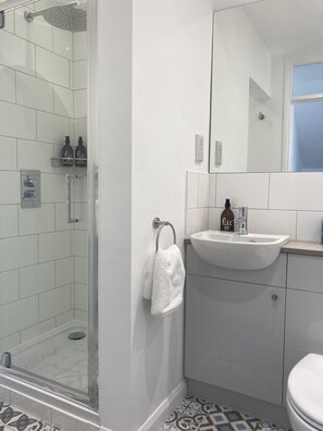 Baignoire, sèche-cheveux, serviettes fournies, savon