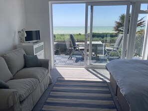 TV connectée, cheminée, chaîne hi-fi