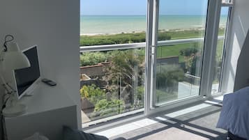 Smart TV, fireplace, stereo