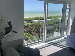 TV connectée, cheminée, chaîne hi-fi