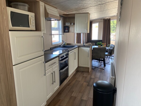 Fridge, oven, stovetop, coffee/tea maker