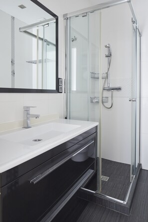 Badewanne, Haartrockner, Handtücher