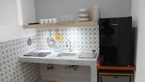 茶具/咖啡用具、冰箱、厨具/餐具、调味品
