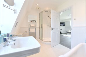 Badewanne, Haartrockner, Handtücher, Seife