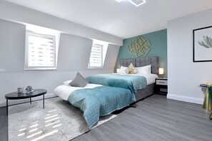 4 Schlafzimmer, Schreibtisch, Bügeleisen/Bügelbrett, Reisekinderbett