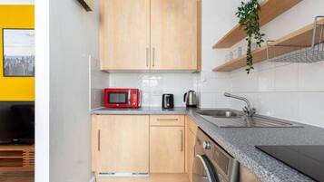 Kühlschrank, Mikrowelle, Ofen, Herdplatte