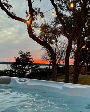 Outdoor spa tub - Blue Vista, lake view, hot tub, fire pit, covered patio (Belton)