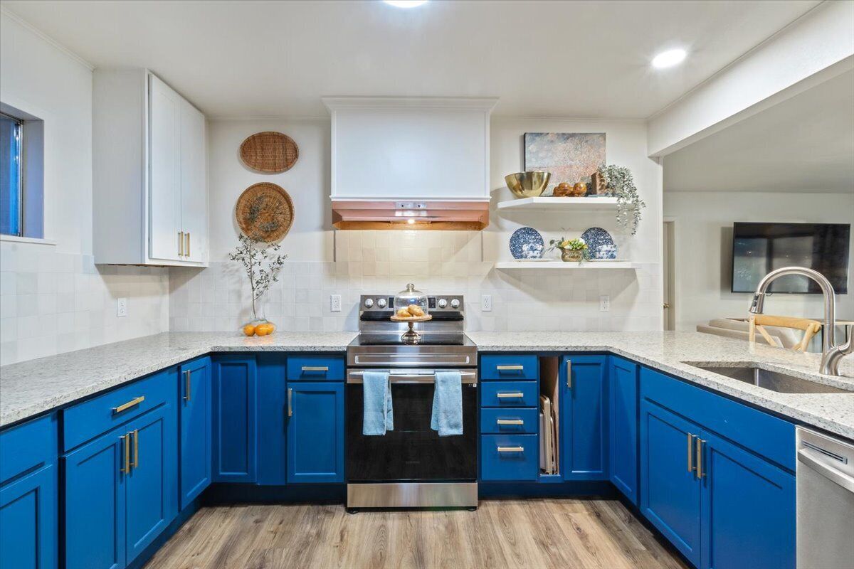 Blue Vista, lake view, hot tub, fire pit, covered patio