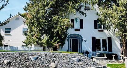 Beautiful home, historic property- downtown Nampa