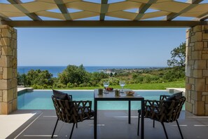 Outdoor dining - Charis - Zeus Blue Villas, Kefalonia. 1 storey house sleeps 2 people (Κλείσματα)