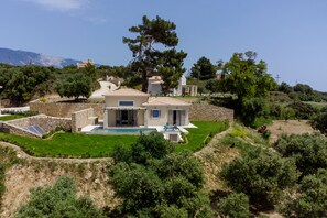 Exterior - Charis - Zeus Blue Villas, Kefalonia. 1 storey house sleeps 2 people (Κλείσματα)