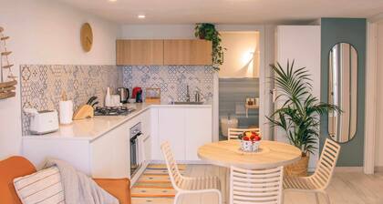 Francesca's Beach house with parking-Castellammare