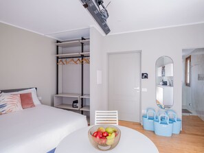 Ferros/tábuas de passar roupa, berço de viagem, Wi-Fi, roupa de cama