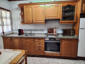 Frigorífico, microondas, horno y tostadora