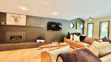 Smart TV, fireplace, table tennis, music library