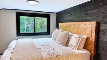 3 quartos, escrivaninha, ferros/tábuas de passar roupa, berço de viagem