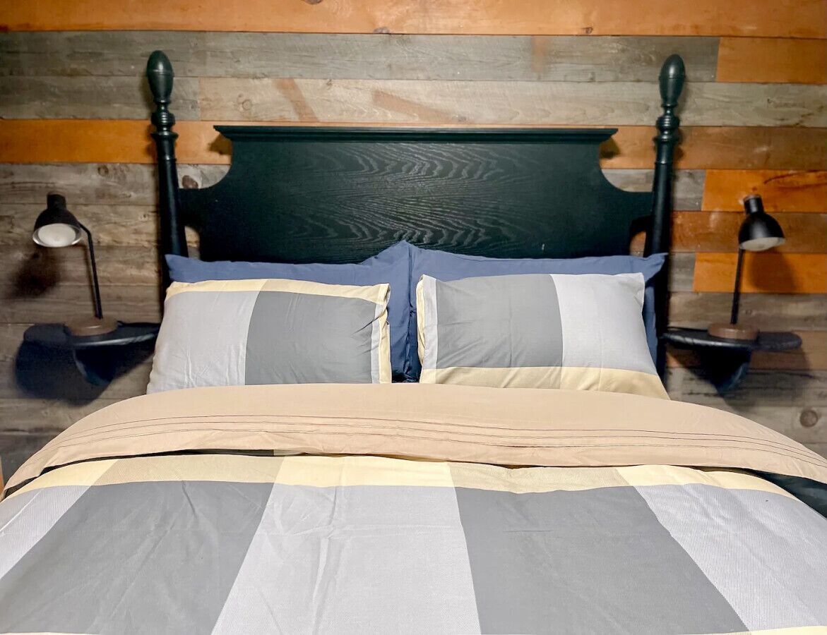 3 bedrooms, desk, iron/ironing board, travel crib