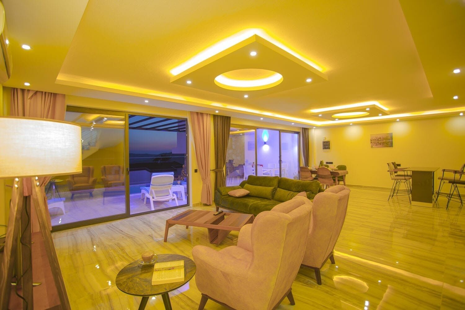 kalkan bölgesinde enfes deniz manzarasına sahip kiralık villa