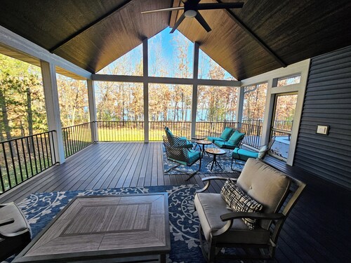 Large 8 bedroom multi-family retreat on Castle Rock Lake near WI Dells