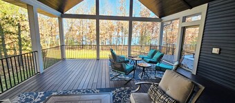 Large 8 bedroom multi-family retreat on Castle Rock Lake near WI Dells