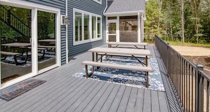 Large 8 bedroom multi-family retreat on Castle Rock Lake near WI Dells