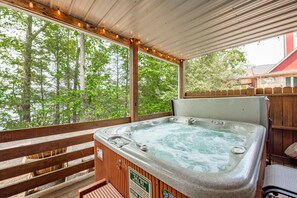 Outdoor spa tub - Peaceful Lakefront Gem w/ Dock, Hot Tub, Game Room (Oakland)