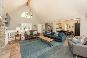 Smart TV, fireplace