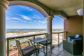 Ein Balkon mit Blick auf den Strand und das Meer.