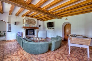 Fernseher, Kamin, Videospiele, Tischfußball