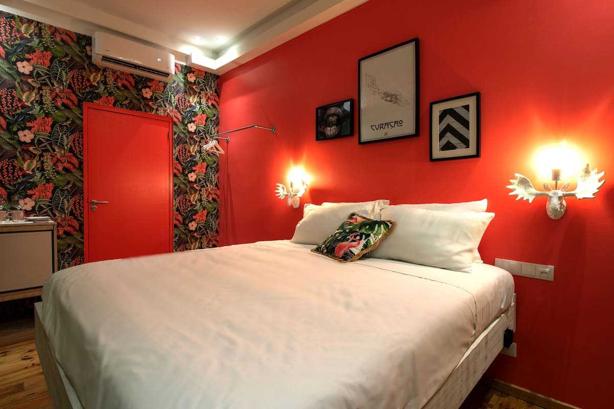 Standard Room, 1 King Bed | 1 bedroom, premium bedding, minibar, in-room safe