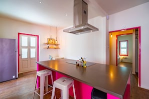 Deluxe Apartment, 1 King Bed, Kitchen | Private kitchen | Coffee/tea maker - Wynwood Boutique Hotel (Willemstad)