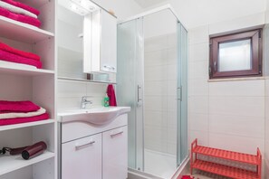 Shower, hair dryer, towels, soap - Garden with pool and barbecue, air conditioning, wifi, quiet location (Poreč)
