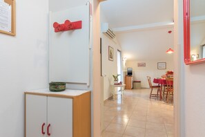 Interior - Garden with pool and barbecue, air conditioning, wifi, quiet location (Poreč)