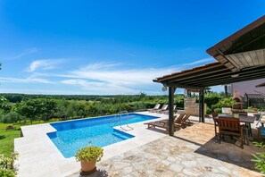 Outdoor pool - Garden with pool and barbecue, air conditioning, wifi, quiet location (Porec)