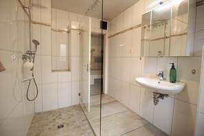 Dusche, Handtücher, Seife, Shampoo