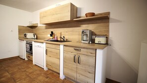 Fridge, microwave, oven, stovetop - Lovely & Quiet Holidayflat - Erlach, Ochsenfurt(3) (Ochsenfurt)