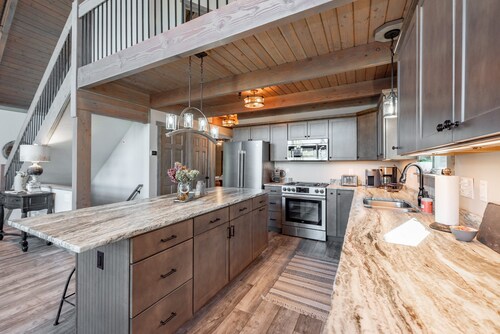 Mountaintop Haven w/ Hot Tub & Fire Pit