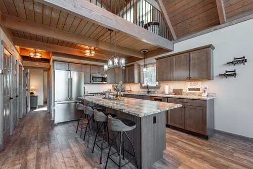 Mountaintop Haven w/ Hot Tub & Fire Pit