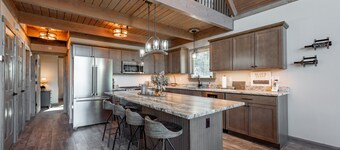 Mountaintop Haven w/ Hot Tub & Fire Pit