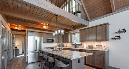 Mountaintop Haven w/ Hot Tub & Fire Pit