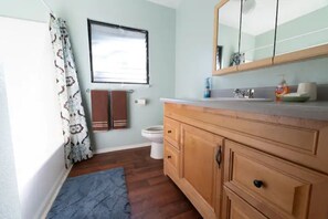 Kombination af bruser/badekar, hårtørrer, håndklæder, Sæbe