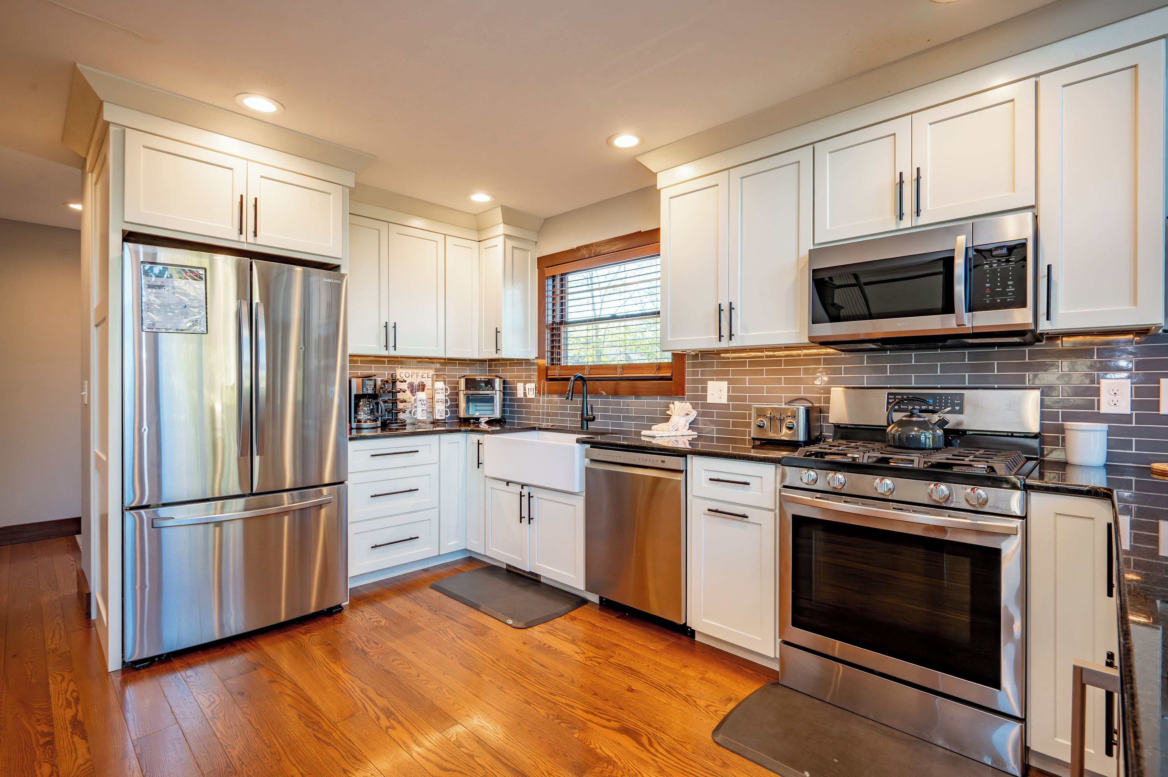 Kühlschrank, Mikrowelle, Ofen, Herdplatte