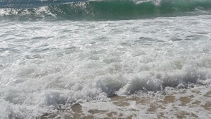 A beach with waves crashing onto the shore under a clear sky. - Duplex 4 pers lakeside, beach and bike path (biscarrosse)