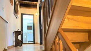 A wooden staircase with a view of a bathroom and a door leading to another room. - Las Hortensias Country House in Hoznayo (Santa Marina (Entrambasaguas))