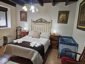 3 habitaciones, tabla de planchar con plancha y cuna de viaje