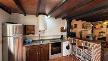 Een koelkast, een magnetron, een oven, een broodrooster